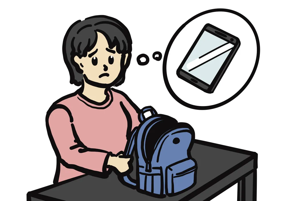 リュックの中身を確認している女性、スマートフォンを無くしてしまった様子