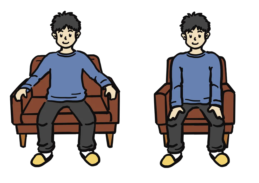 左が広いソファに座る男性、右が狭いソファに座る男性。広いと狭いの比較。